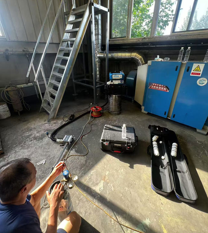 配合即墨生態(tài)監(jiān)測(cè)站在五金制品企業(yè)進(jìn)行非甲烷總烴濃度測(cè)試